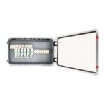 Interior de caja combinadora de baterías 48V Felicity en sistema fotovoltaico