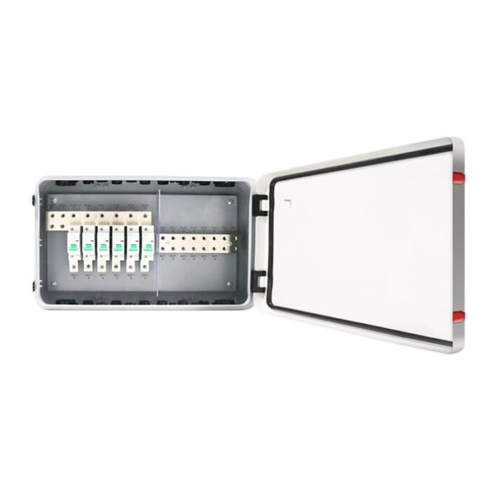 Interior de caja combinadora de baterías 48V Felicity en sistema fotovoltaico