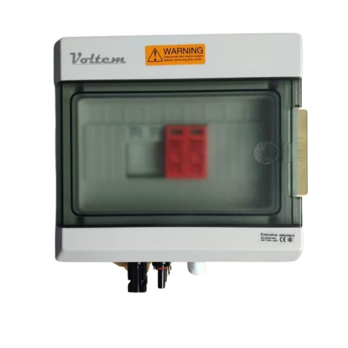 Cuadro PV Solar Voltem 1 String 500 V DC con puerta protectora cerrada.