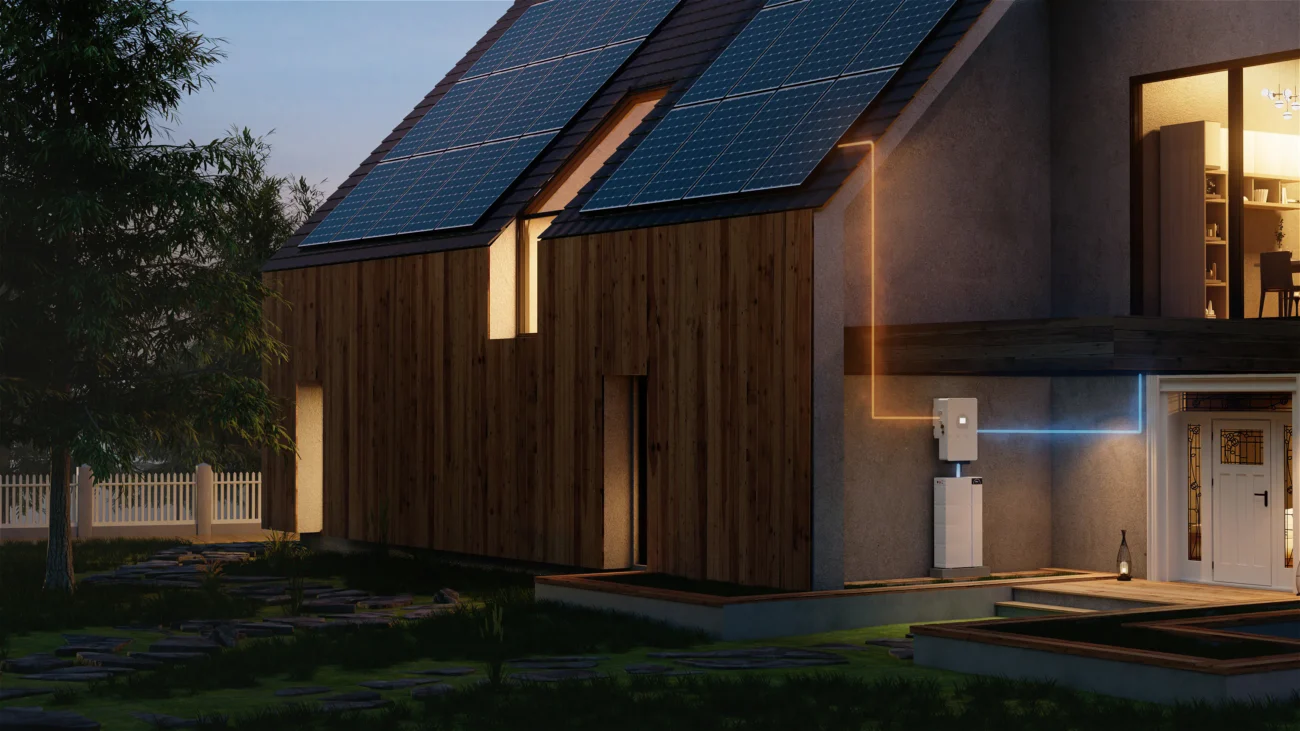 Kit solar de autoconsumo con paneles, inversor y batería en una vivienda